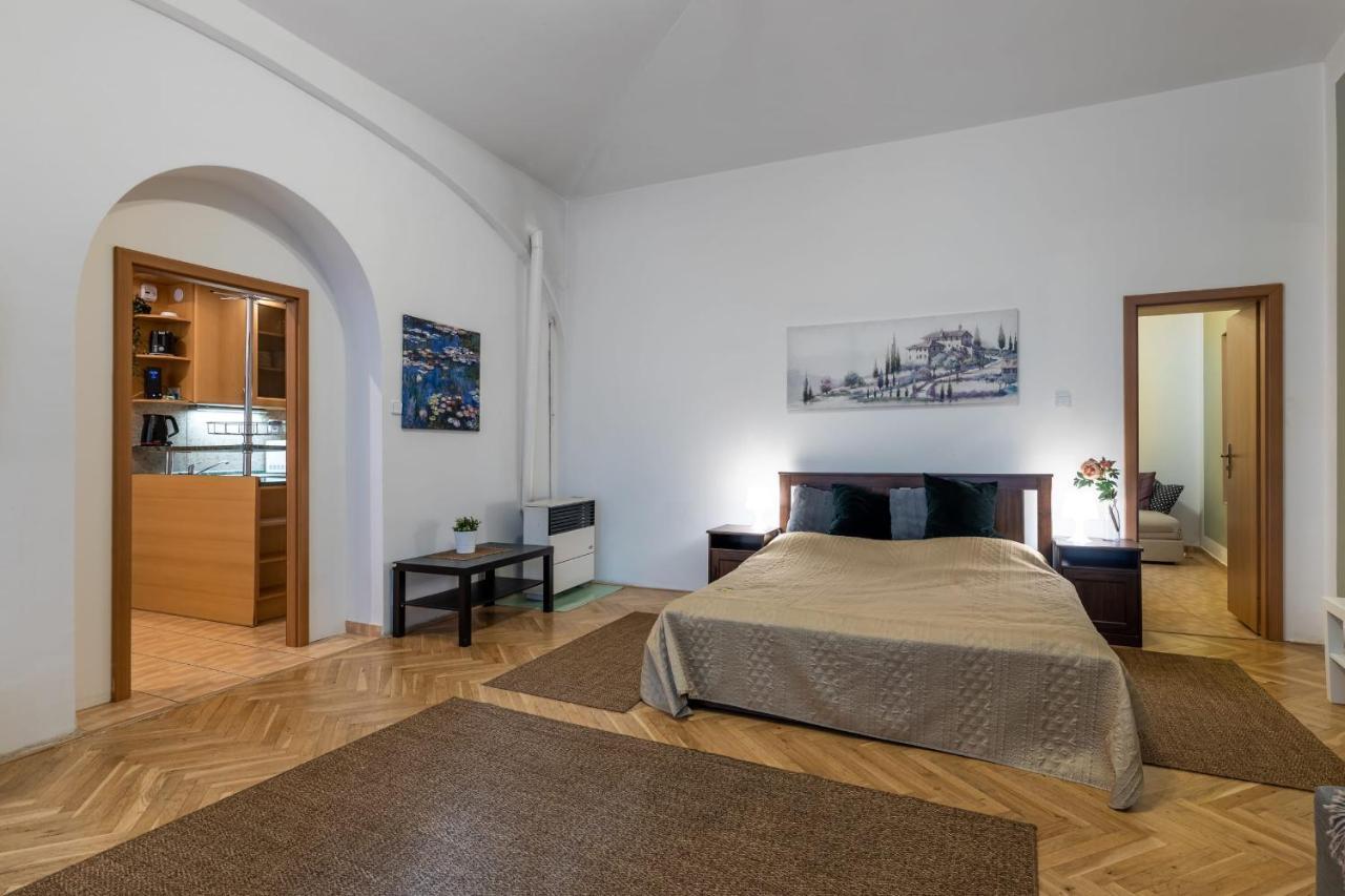 Spacious 3 Bedroom Apartment In The Heart Of Prag Exterior foto
