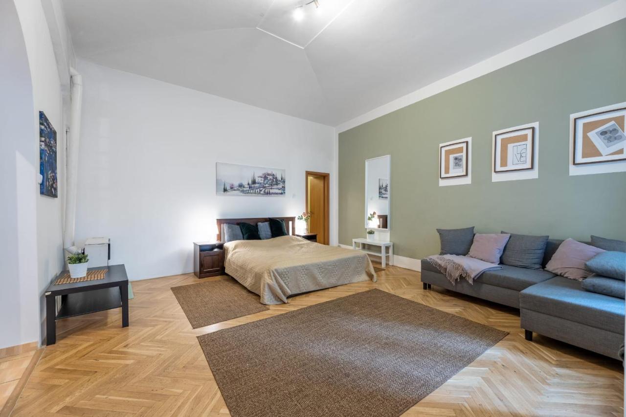 Spacious 3 Bedroom Apartment In The Heart Of Prag Exterior foto